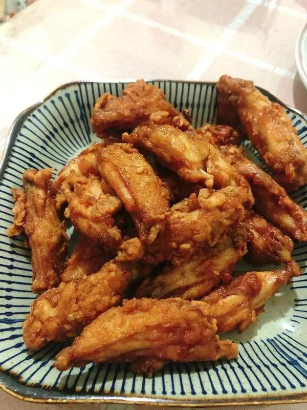 每次都被宝宝们清盘的腐乳鸡翅 用料 材料 用量 鸡翅中 12个 腐乳汁 2勺 生抽 1勺 蒸鱼豉油 2勺 料酒 1/3勺 蚝油 1/3勺 姜 2片 面粉